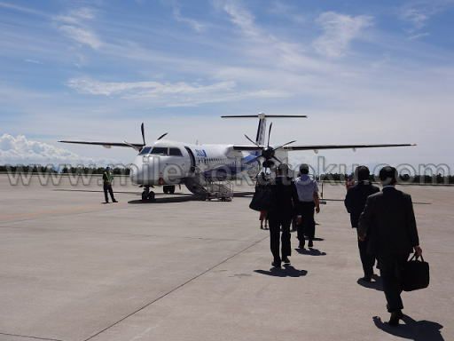 ANA プロペラ機 外を歩いて搭乗