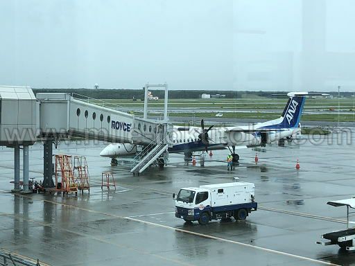 プロペラ機でもボーディングブリッジで搭乗するケースあり