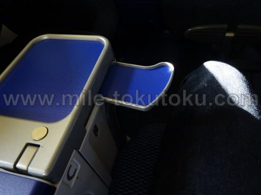 ANA国際線 プレミアムエコノミー サイドテーブル