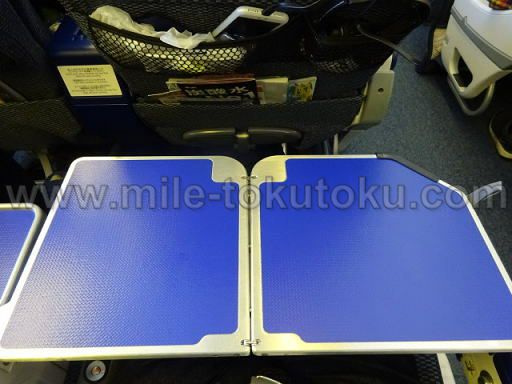 ANA国際線 プレミアムエコノミー 全開のテーブル