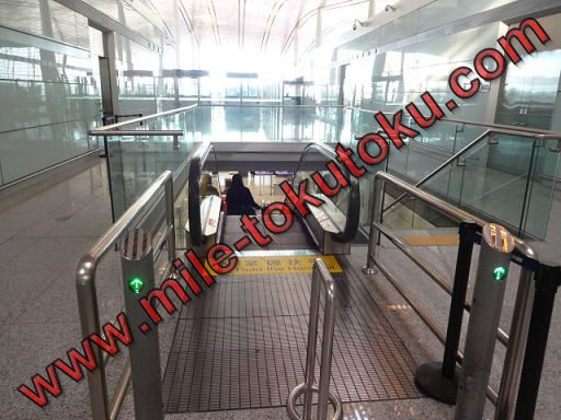 北京空港 乗り継ぎカウンター通過後は、下の階の手荷物検査へ