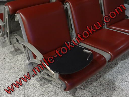 北京空港 ターミナル３E　椅子のスライド式テーブル