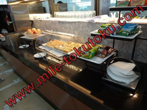 北京空港 中国国際航空ラウンジ パンや菓子類