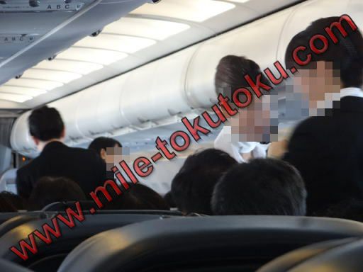 スターフライヤー ドリンクを配る客室乗務員