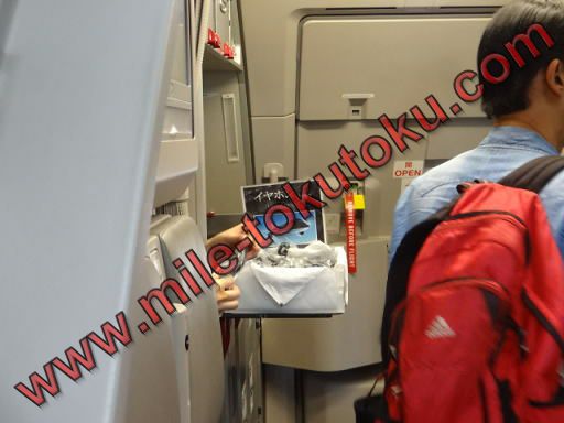 スターフライヤー イヤホン配る客室乗務員