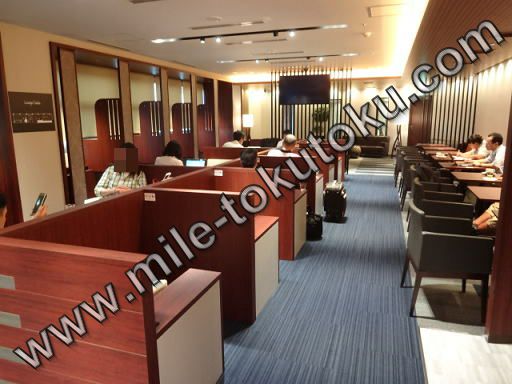 伊丹空港 ラウンジオーサカ 右側エリアの雰囲気