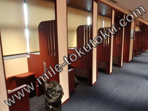 伊丹空港 ラウンジオーサカ 仕切りのある席