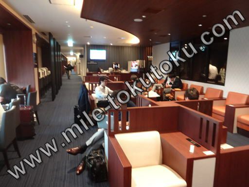 伊丹空港 ラウンジオーサカ 左側奥から中心部