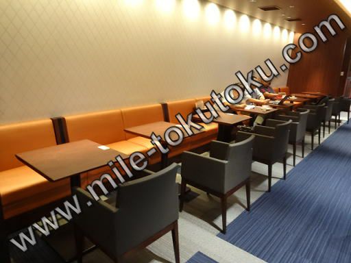 伊丹空港 ラウンジオーサカ テーブル席