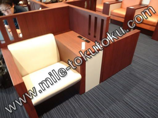 伊丹空港 ラウンジオーサカ 一人掛け席