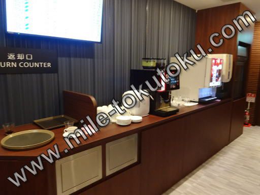伊丹空港 ラウンジオーサカ 左側のドリンクコーナー