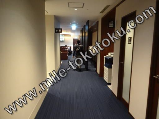 伊丹空港 ラウンジオーサカ 左エリアへ続く廊下