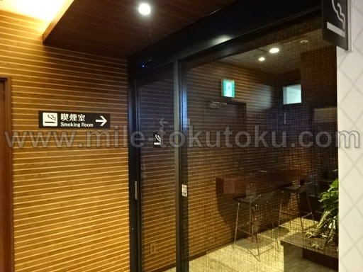 伊丹空港 ラウンジオーサカ 喫煙室の入口