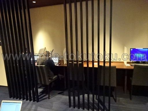 伊丹空港 ラウンジオーサカ ビジネスデスク4席