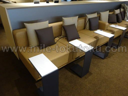 伊丹空港 ANAラウンジ クッション付きソファー