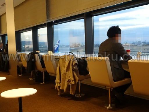 伊丹空港 ANAラウンジ 窓側のカウンター席