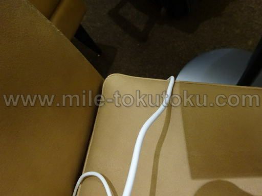 伊丹空港 ANAラウンジ シート下の電源は不便