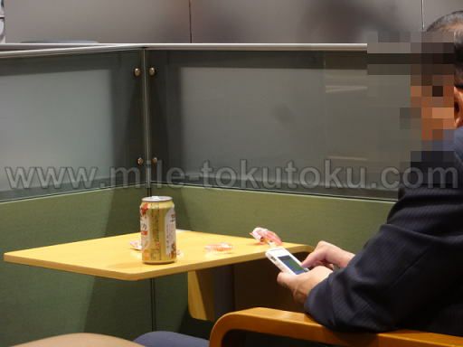 福岡空港 くつろぎのラウンジTIME ビール飲んでる男性