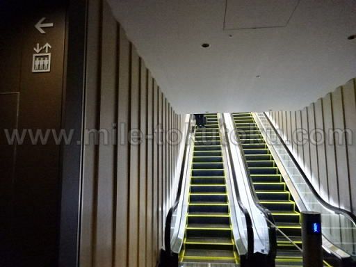 福岡空港 ANAラウンジ エスカレーター