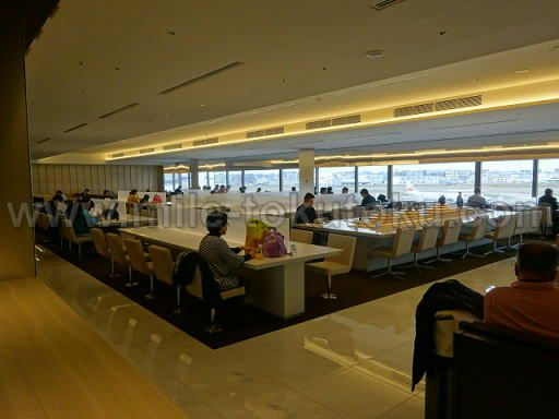 福岡空港 ANAラウンジ 窓があり開放的