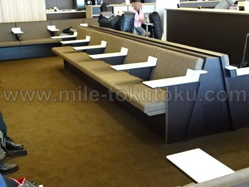 福岡空港 ANAラウンジ ベンチ型シート