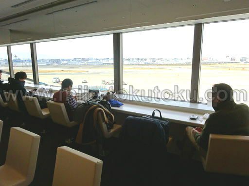 福岡空港 ANAラウンジ 窓側のカウンター席