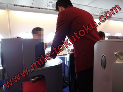 タイ国際航空 ビジネスクラス 男性の客室乗務員