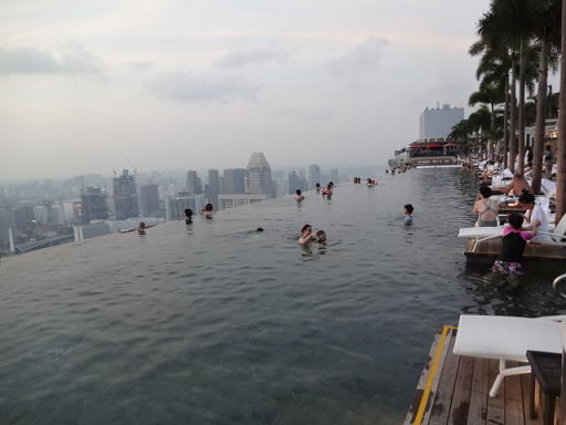 �}���[�i�x�C�T���Y �v�[�� �n�����ƈ�̉�