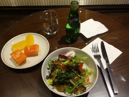 シンガポール空港 シルバークリスラウンジ サラダとフルーツ