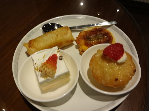 シンガポール空港 シルバークリスラウンジ ケーキ