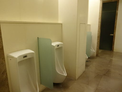 シンガポール空港 シルバークリスラウンジ 男性トイレ