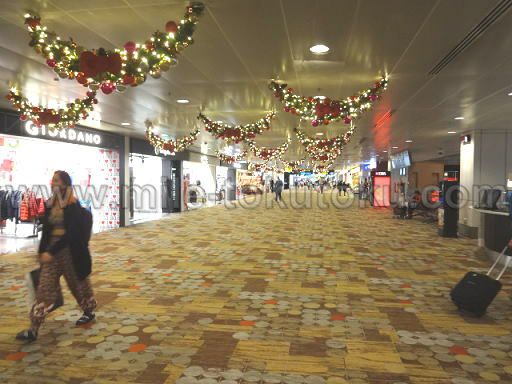 シンガポール空港 第1 dnataラウンジ 出国審査後は右へ