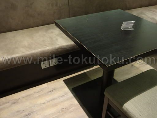 シンガポール空港 第1 dnataラウンジ ダイニングテーブル席のコンセント