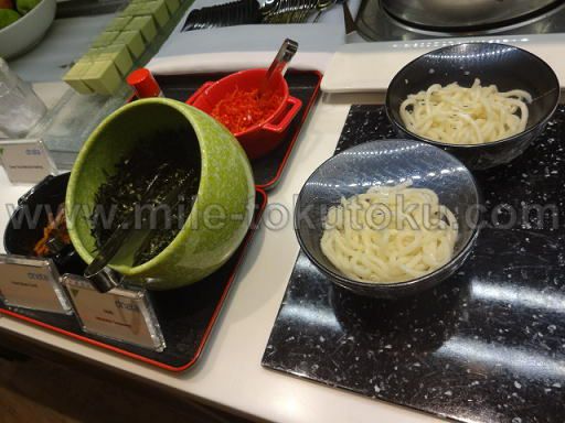 シンガポール空港 第1 dnataラウンジ うどん