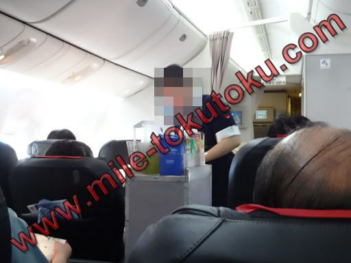 JAL国内線 クラスJ 接客している客室乗務員