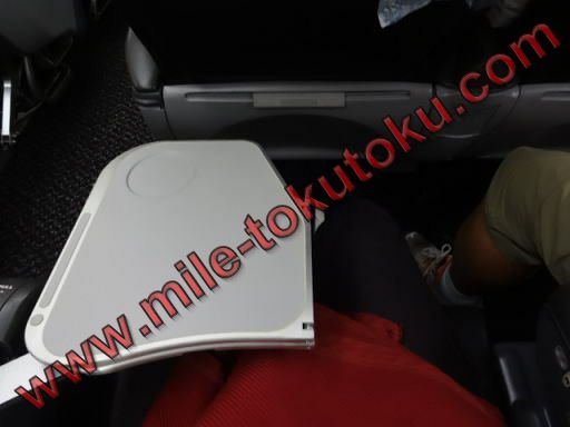 JAL国内線 クラスJ 折りたためるテーブル