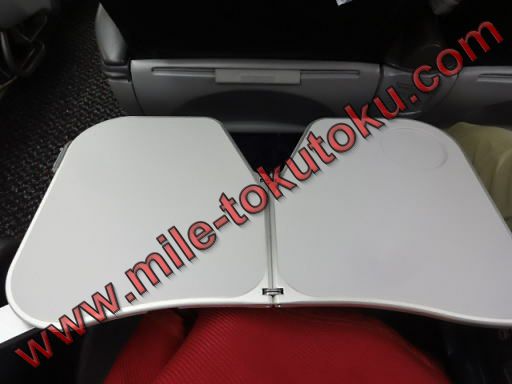 JAL国内線 クラスJ テーブル全開