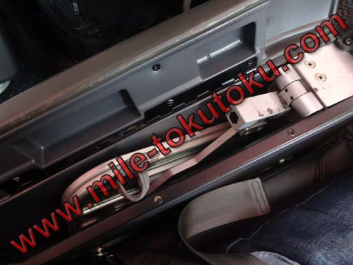 JAL国内線 クラスJ アームレスト下にあるテーブル