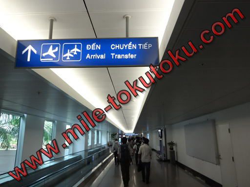 ホーチミン空港 乗り継ぎ 入国審査へ向かって歩く