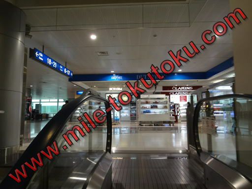 ホーチミン空港 乗り継ぎ 出発フロアに到着