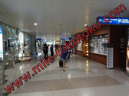 ホーチミン空港 乗り継ぎ ショップが並ぶ出発フロア