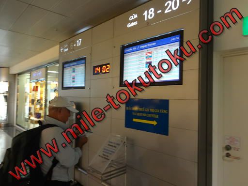 ホーチミン空港 乗り継ぎ 出発便の案内板