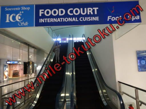 ホーチミン空港 乗り継ぎ フードコートは1つ上の階