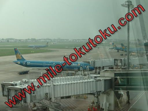 ホーチミン空港 乗り継ぎ 外に見えるベトナム航空機