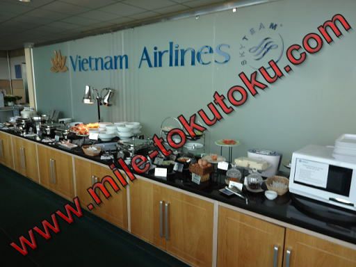 ホーチミン空港 ベトナム航空ラウンジ 食事カウンター