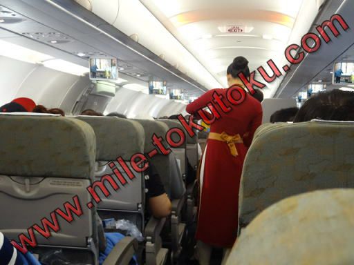 ベトナム航空 エコノミークラス 接客中のCA