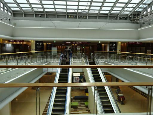 成田空港 第1 IASSラウンジ 4階からはエスカレーター