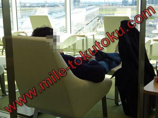 羽田空港 JALサクララウンジ・スカイビュー 横になる人
