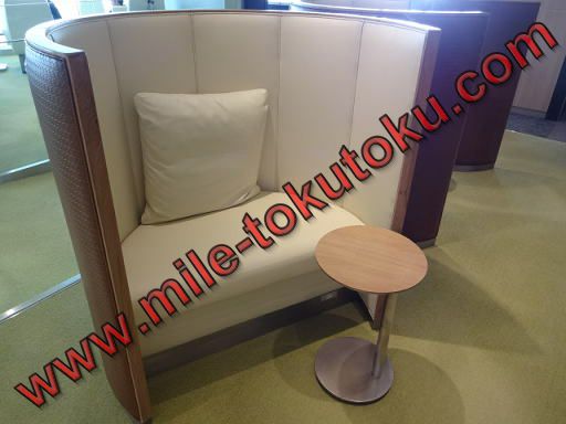 羽田空港 JALサクララウンジ・スカイビュー キューブ型ソファ