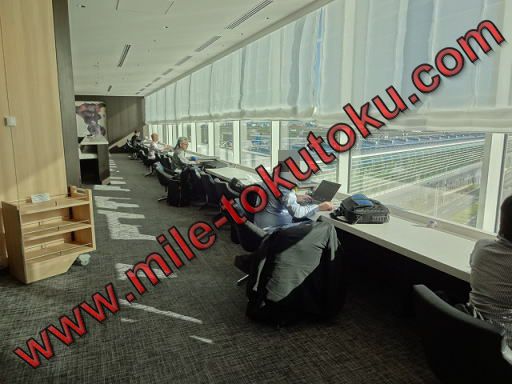 羽田空港 JALサクララウンジ・スカイビュー 窓側のカウンター席